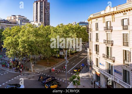 Barcellona, Spagna - luglio 25 2025, facciata dell'edificio vecchio coloniale con finestre a Barcellona, Spagna. Edifici in prospettiva in città Foto Stock