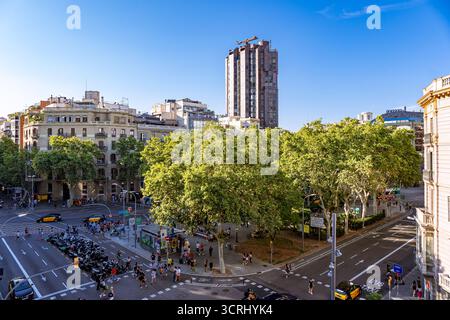 Barcellona, Spagna - luglio 25 2025, facciata dell'edificio vecchio coloniale con finestre a Barcellona, Spagna. Edifici in prospettiva in città Foto Stock
