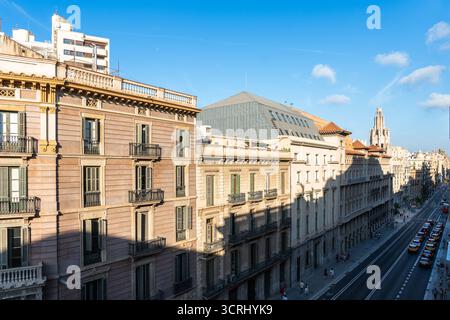 Barcellona, Spagna - luglio 25 2025, facciata dell'edificio vecchio coloniale con finestre a Barcellona, Spagna. Edifici in prospettiva in città Foto Stock