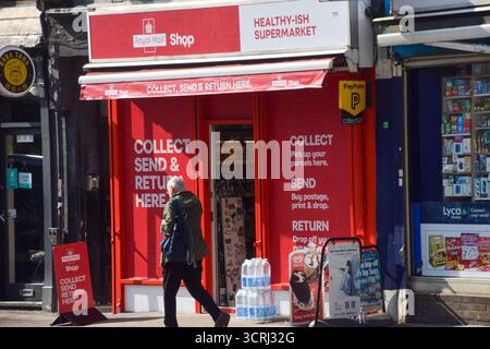 Londra, Regno Unito. 30 settembre 2025. Un uomo passa davanti a un negozio di Royal mail nel centro di Londra. Credito: Vuk Valcic/Alamy Foto Stock