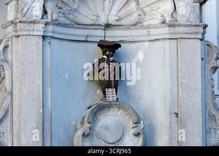 BRUXELLES, BELGIO - 1 OTTOBRE 2025. Nel centro di Bruxelles, la famosa statua di Manneken Pis è stata vestita con uno speciale abito di cioccolato! Costume da cioccolataio offerto nel 2019 in occasione dell'inaugurazione di Chocostory Brussels, museo del cioccolato, Rue de l'Etuve, a pochi passi dalla fontana Manneken-Pis. Crediti: Morfo SAVVA | Alamy Live News. Foto Stock
