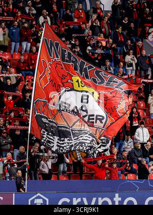 Un tifoso del Bayer 04 Leverkusen sventolò una bandiera prima della partita di UEFA Champions League 2025/26 Phase MD2 tra il Bayer 04 Leverkusen e il PSV Eindhoven alla BayArena il 1 ottobre 2025 a Leverkusen, in Germania. Foto Stock