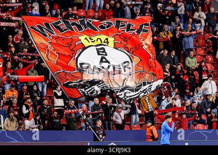 Un tifoso del Bayer 04 Leverkusen sventolò una bandiera prima della partita di UEFA Champions League 2025/26 Phase MD2 tra il Bayer 04 Leverkusen e il PSV Eindhoven alla BayArena il 1 ottobre 2025 a Leverkusen, in Germania. Foto Stock