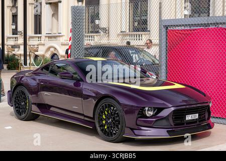 Monte Carlo, Monaco - 11 maggio 2025 : Vista su una Aston Martin Valour viola parcheggiata sulla Piazza del Casinò. Foto Stock