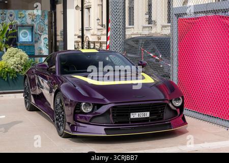 Monte Carlo, Monaco - 11 maggio 2025 : Vista su una Aston Martin Valour viola parcheggiata sulla Piazza del Casinò. Foto Stock