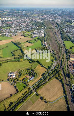 Luftbild, Rangierbahnhof Hamm, Gewerbegebiet Schieferstraße mit Blick zur Innenstadt City, Stadtbezirk Pelkum, Hamm, Ruhrgebiet, Nordrhein-Westfalen, Deutschland ACHTUNGxMINDESTHONORARx60xEURO *** Vista aerea, cantiere di smistamento di Hamm, zona industriale di Schieferstraße con vista sul centro città, distretto di Pelkum, Hamm, zona della Ruhr, Renania settentrionale-Vestfalia, Germania ATTENTIONxMINDESTHONORARx60xEURO Foto Stock
