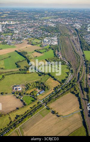 Luftbild, Rangierbahnhof Hamm, Gewerbegebiet Schieferstraße mit Blick zur Innenstadt City, Stadtbezirk Pelkum, Hamm, Ruhrgebiet, Nordrhein-Westfalen, Deutschland ACHTUNGxMINDESTHONORARx60xEURO *** Vista aerea, cantiere di smistamento di Hamm, zona industriale di Schieferstraße con vista sul centro città, distretto di Pelkum, Hamm, zona della Ruhr, Renania settentrionale-Vestfalia, Germania ATTENTIONxMINDESTHONORARx60xEURO Foto Stock