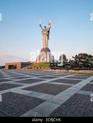 Museo di storia dell'Ucraina nel complesso commemorativo della seconda guerra mondiale nei raggi del sole che sorge. Grande piazza con madre Ucraina e "Crossing of the Dnipro" Foto Stock