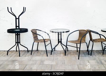 Tavoli e sedie del caffè fuori servizio Foto Stock
