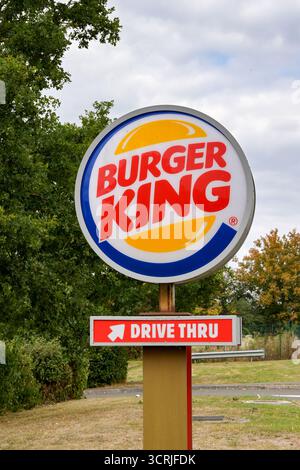 Monmouth, Monmouthshire, Galles, Regno Unito - 23 agosto 2025: Firmare per un drive thru del fast food Burger King presso una stazione di servizio Foto Stock