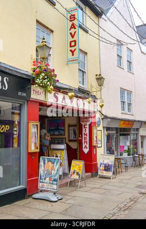 Monmouth, Monmouthshire, Galles, Regno Unito - 23 agosto 2025: Ingresso e facciata del vecchio e piccolissimo Savoy Theatre in una delle stradine della città. Foto Stock