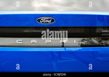 Monmouth, Monmouthshire, Galles, Regno Unito - 23 agosto 2025: Primo piano del distintivo sul retro di una nuova auto elettrica Ford Capri Foto Stock