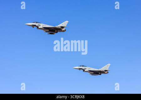 Eurofighter dell'aeronautica militare tedesca EF-2000 Typhoon S (REG: 31+14) in arrivo in formazione con EUFI 30+49. Foto Stock