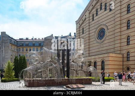 Il Memoriale dei Martiri Ebrei Ungherese nel Parco Memoriale dell'Olocausto di Raoul Wallenberg dietro la Sinagoga di via Dohany a Budapest, Ungheria Foto Stock