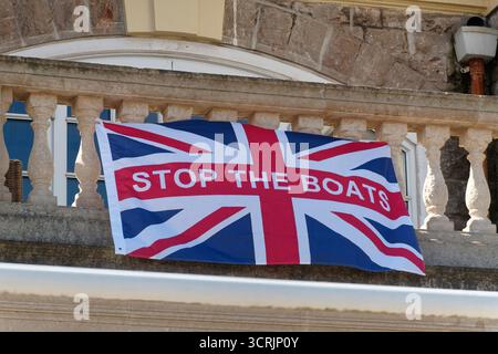 Weston Super Mare, North Somerset, Inghilterra, Regno Unito - agosto 28 2025: A Stop the Boats British Union Jack Flag su un edificio a Weston Super Mare, Regno Unito Foto Stock