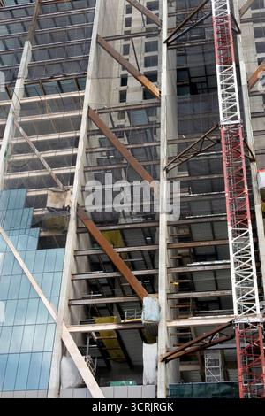 Montanti diagonali sulla costruzione di edifici nella zona terremoto Foto Stock