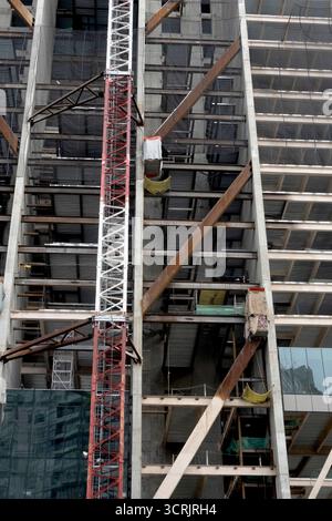Montanti diagonali sulla costruzione di edifici nella zona terremoto Foto Stock