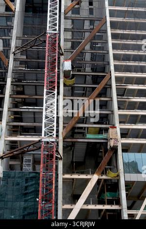 Montanti diagonali sulla costruzione di edifici nella zona terremoto Foto Stock