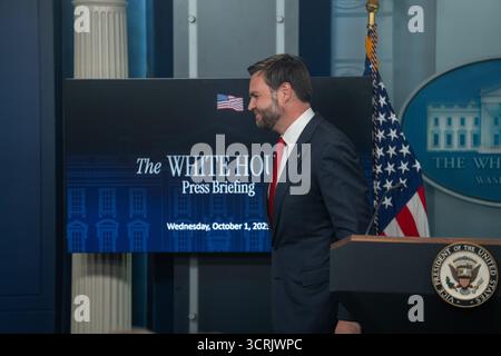 Washington, Stati Uniti. 1 ottobre 2025. Il vicepresidente degli Stati Uniti JD Vance lascia la sala riunioni stampa dopo aver parlato con i giornalisti alla Casa Bianca di Washington, DC, Stati Uniti, 1 ottobre 2025. Vance ha avvertito mercoledì che un prolungato arresto del governo federale porterà a licenziamenti, incolpando i democratici per l'attuale stallo. Crediti: HU Yousong/Xinhua/Alamy Live News Foto Stock