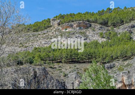 CUENCA, SPAGNA - 29 MARZO 2015: “Los ojos de la mora” (“gli occhi della donna Moro”), graffiti dipinti da studenti di Belle Arti su un affioramento di montagna, se Foto Stock