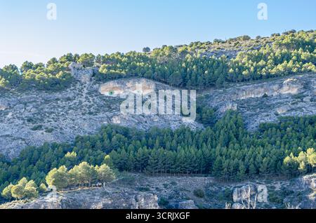 CUENCA, SPAGNA - 28 MARZO 2015: “Los ojos de la mora” (“gli occhi della donna Moro”), graffiti dipinti da studenti di Belle Arti su un affioramento di montagna, se Foto Stock