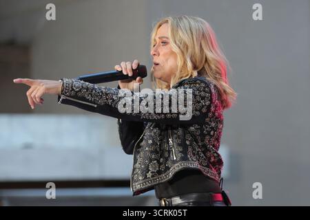 New York, New York, Stati Uniti. 1 ottobre 2025. NEW YORK, NEW YORK ''" 01 OTTOBRE: Sheryl Crow si esibisce dal vivo oggi agli NBC al Rockefeller Plaza il 1° ottobre 2025, a New York City. L'artista vincitore del Grammy Award ha intrattenuto i fan riuniti presso l'iconico locale di Midtown con un concerto mattutino che ha mescolato successi classici e nuova musica, aggiungendo un tocco di forza alla serie di spettacoli dal vivo di Today. (Credit Image: © Luiz Rampelotto/ZUMA Press Wire) SOLO PER USO EDITORIALE! Non per USO commerciale! Foto Stock