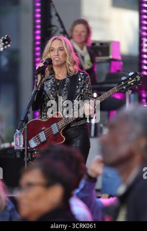 New York, New York, Stati Uniti. 1 ottobre 2025. NEW YORK, NEW YORK ''" 01 OTTOBRE: Sheryl Crow si esibisce dal vivo oggi agli NBC al Rockefeller Plaza il 1° ottobre 2025, a New York City. L'artista vincitore del Grammy Award ha intrattenuto i fan riuniti presso l'iconico locale di Midtown con un concerto mattutino che ha mescolato successi classici e nuova musica, aggiungendo un tocco di forza alla serie di spettacoli dal vivo di Today. (Credit Image: © Luiz Rampelotto/ZUMA Press Wire) SOLO PER USO EDITORIALE! Non per USO commerciale! Foto Stock
