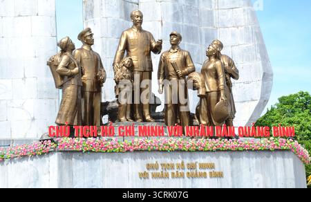 Statua in bronzo del presidente ho chi Minh in Piazza ho chi Minh, Đồng Hới, Quảng Bình, Vietnam. Il monumento pesa più di 400 tonnellate. Foto Stock