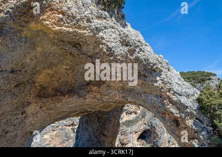 Finestra del Diavolo (spagnolo: Ventano del Diablo), un esempio di erosione carsica sulla roccia calcarea nel Parco naturale della Serrania de Cuenca, Castilla la Mancha Foto Stock