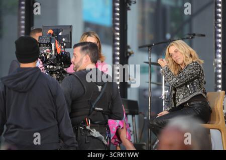 New York, Stati Uniti. 1 ottobre 2025. NEW YORK, NEW YORK - 01 OTTOBRE: Sheryl Crow si esibisce dal vivo oggi al Rockefeller Plaza il 1° ottobre 2025 a New York City. L'artista vincitore del Grammy Award ha intrattenuto i fan riuniti presso l'iconico locale di Midtown con un concerto mattutino che ha mescolato successi classici e nuova musica, aggiungendo un tocco di forza alla serie di spettacoli dal vivo di Today. (Foto: Giada Papini Rampelotto/EuropaNewswire/Sipa USA) credito: SIPA USA/Alamy Live News Foto Stock