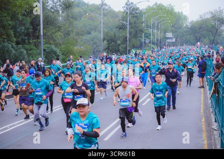 editoriale, maratona, bimbo, globale, gara, 2025, street, scarpe sportive, running, atleta, jogging, città, esercizio fisico, sport, affollamento di persone, panno sportivo Foto Stock