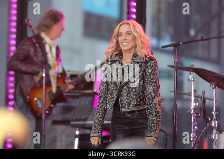New York. 1 ottobre 2025. NEW YORK, NEW YORK – 1 OTTOBRE: Sheryl Crow si esibisce dal vivo oggi al Rockefeller Plaza il 1° ottobre 2025 a New York City. L'artista vincitore del Grammy Award ha intrattenuto i fan riuniti presso l'iconico locale di Midtown con un concerto mattutino che ha mescolato successi classici e nuova musica, aggiungendo un tocco di forza alla serie di spettacoli dal vivo di Today. (Crediti: Giada Papini Rampelotto/EuropaNewswire)/dpa/Alamy Live News Foto Stock