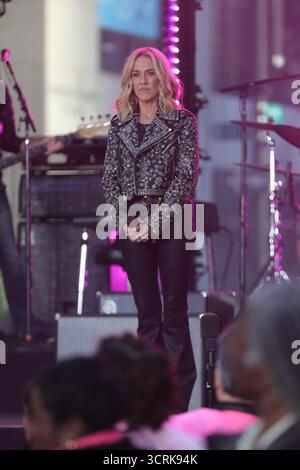 New York. 1 ottobre 2025. NEW YORK, NEW YORK – 1 OTTOBRE: Sheryl Crow si esibisce dal vivo oggi al Rockefeller Plaza il 1° ottobre 2025 a New York City. L'artista vincitore del Grammy Award ha intrattenuto i fan riuniti presso l'iconico locale di Midtown con un concerto mattutino che ha mescolato successi classici e nuova musica, aggiungendo un tocco di forza alla serie di spettacoli dal vivo di Today. (Crediti: Giada Papini Rampelotto/EuropaNewswire)/dpa/Alamy Live News Foto Stock