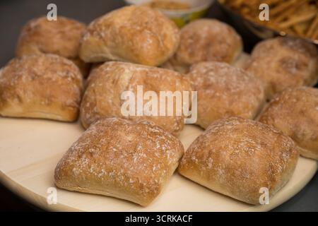Panini ciabatta, un tipo di pane bianco italiano. Il nome "ciabatta" significa "ciabatta" in italiano, riferendosi alla sua forma piatta e allungata. Foto Stock