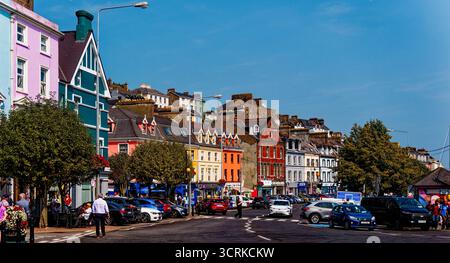 COBH, IRLANDA - 15 agosto 2025: La vivace fila di case in pendenza conosciuta come "Deck of Cards" mette in mostra il fascino di Cobh e rimane una delle mete preferite dai fotografi Foto Stock