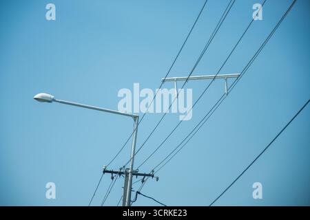un "dispositivo di prevenzione del persico", un dispositivo utilizzato per dissuadere gli uccelli dall'appollaiarsi su linee elettriche o altre strutture progettate per impedire agli uccelli di atterrare e costruire Foto Stock
