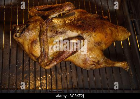 Pollo arrosto, pollo arrosto allo spiedo grigliato sul fuoco Foto Stock
