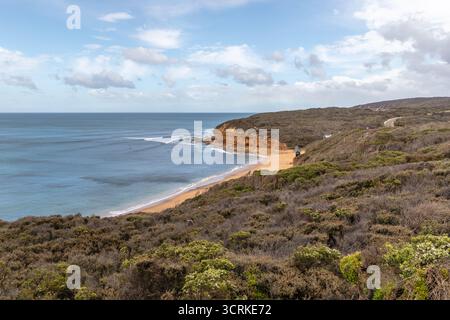 Vista dell'iconica spiaggia di surf Bells a Surf Coast Shire, lungo la Great Ocean Road. Victoria, Australia Foto Stock
