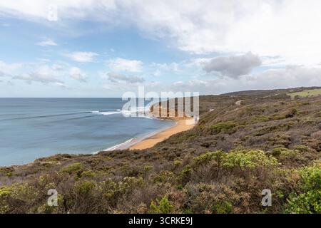Vista dell'iconica spiaggia di surf Bells a Surf Coast Shire, lungo la Great Ocean Road. Victoria, Australia Foto Stock