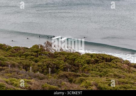 Vista dell'iconica spiaggia di surf Bells a Surf Coast Shire, lungo la Great Ocean Road. Victoria, Australia Foto Stock