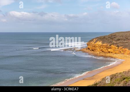 Vista dell'iconica spiaggia di surf Bells a Surf Coast Shire, lungo la Great Ocean Road. Victoria, Australia Foto Stock