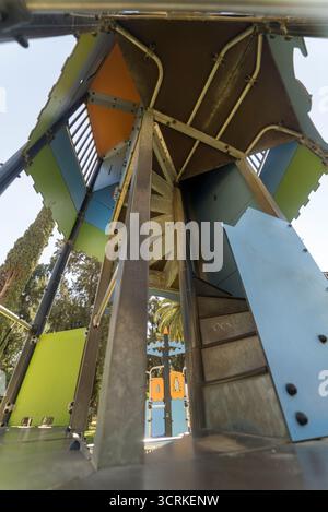 Parco giochi per bambini con altalene, scivoli, trampolini e aree per arrampicate Foto Stock