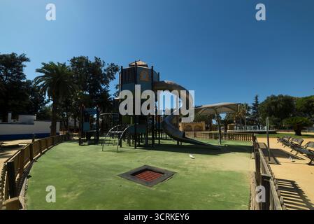 Parco giochi per bambini con altalene, scivoli, trampolini e aree per arrampicate Foto Stock