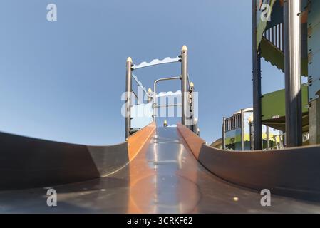 Parco giochi per bambini con altalene, scivoli, trampolini e aree per arrampicate Foto Stock