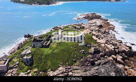 Vista aerea dell'antica fortezza abbandonata isolata su un'isola deserta vicino alla spiaggia di Naufragados, risalente al periodo imperiale coloniale brasiliano Foto Stock
