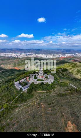 Fotografia aerea della Stele di Wenfeng nel distretto di Chengzhong, nella città di Xining, nella provincia di Qinghai Foto Stock