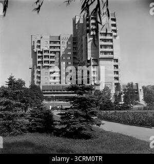 Una fotografia d'archivio in bianco e nero del 1988 di un edificio residenziale unico in Svobody Street a Sloviansk, RSS Ucraina. La struttura è uno spettacolare esempio di architettura sperimentale tardo-modernista sovietica e brutalista, un significativo allontanamento dai progetti abitativi standardizzati. Il suo design presenta una forma scultorea complessa con torri a incastro, balconi a sbalzo espressivi e una presenza monumentale. Situato all'interno di un parco paesaggistico, questo edificio era un punto di riferimento architettonico locale, mostrando un approccio più artistico e ambizioso alla pianificazione urbana in URSS Foto Stock