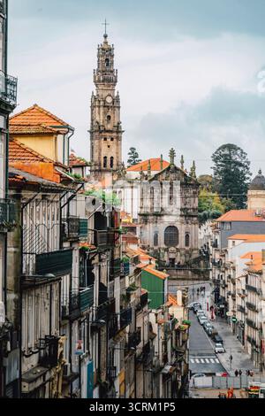La torre barocca dei Clérigos (Torre dos Clérigos) e la chiesa (Igreja dos Clérigos) si affacciano su una stretta strada residenziale nella storica città di Porto, Foto Stock