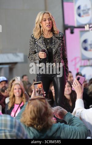 New York, Stati Uniti. 1 ottobre 2025. Sheryl Crow si esibisce dal vivo al Today della NBC al Rockefeller Plaza di New York City, New York, il 1° ottobre 2025. L'artista vincitore del Grammy Award intrattiene i fan riuniti nell'iconico locale di Midtown con un concerto mattutino che fonde successi classici e nuova musica, aggiungendo un tocco di forza alla celebre serie di esibizioni dal vivo del Today Show. (Foto: Giada Papini Rampelotto/EuropaNewswire/NurPhoto) (foto di Luiz Rampelotto/NurPhoto) credito: NurPhoto SRL/Alamy Live News Foto Stock