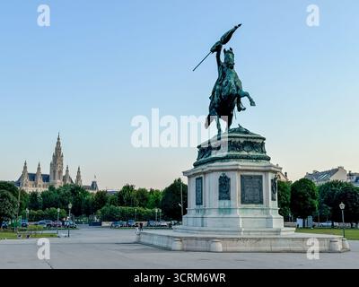 Statua equestre dell'Arciduca Carlo a Heldenplatz, Vienna, Austria, un monumento importante vicino al Palazzo Hofburg Foto Stock